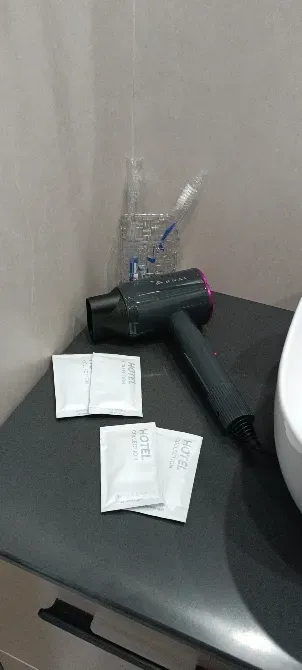 Ваннадағы үстелде фен мен тораптық құралдар жинағы