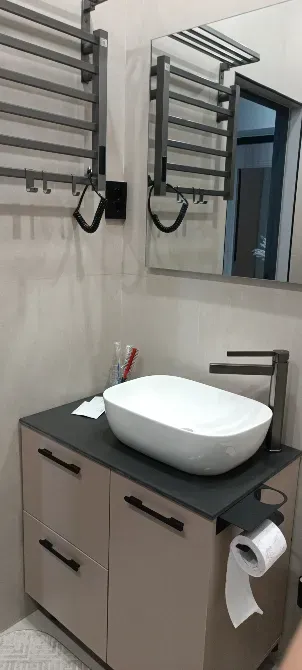 Сғашамен және айнамен жабдықталған ыңғайлы ванна