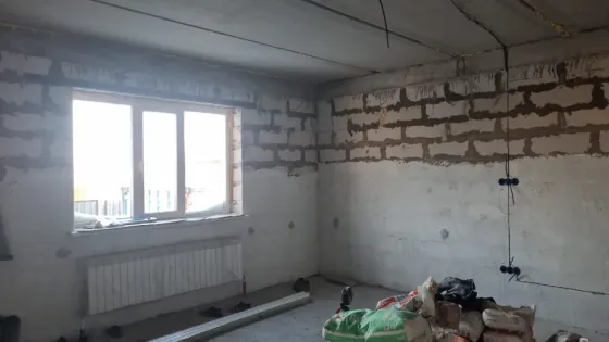 Қармен жабылған ауладағы кірпіш үй