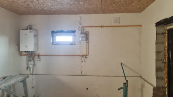 Қармен жабылған ауладағы кірпіш үй