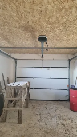 Қармен жабылған ауладағы кірпіш үй