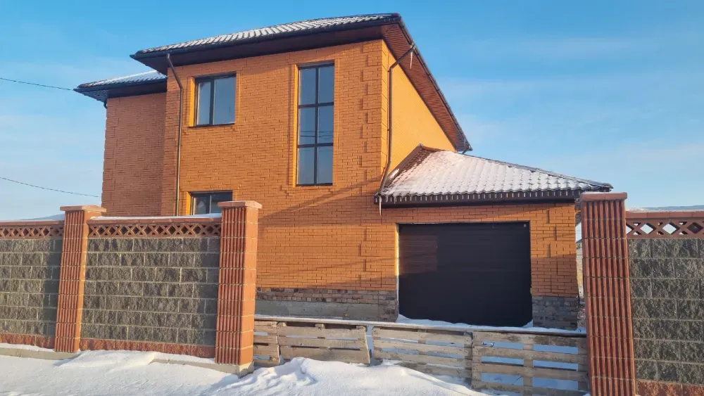 Қақпа бар кірпіш үйдің басты фасады