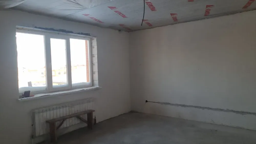 Бір терезесі және таза еденімен бос бөлме