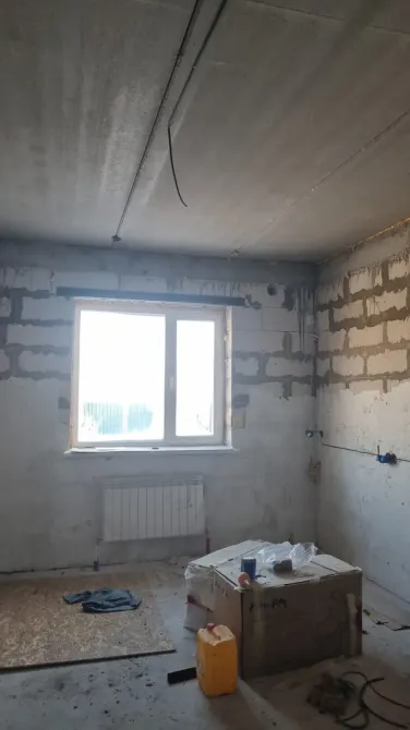 Терезелері бар және ішінара безендірілген қабырғалармен кеңістік