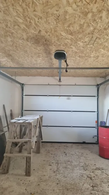 Биік төбелер мен құралдармен гараж