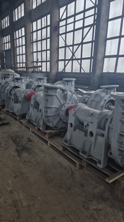 Группа насосов, стоящих в производственном помещении