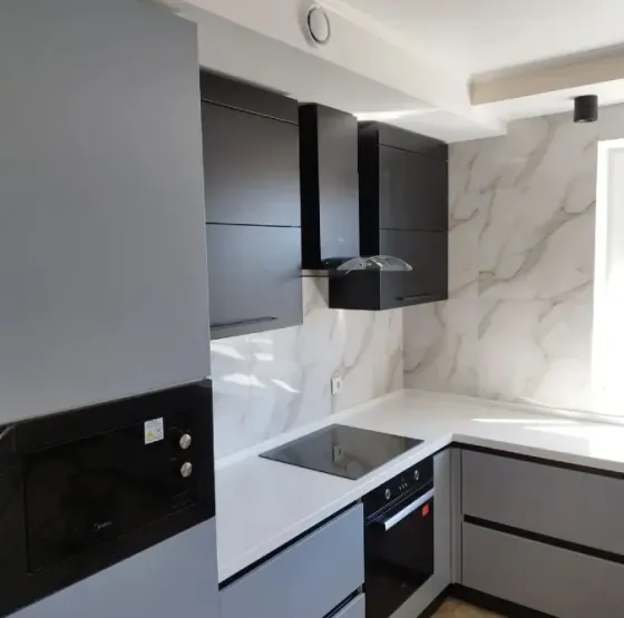 Заманави ас үй жапырақты фасадтармен және кристалды люстрамен