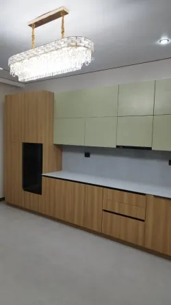 Заманави ас үй жапырақты фасадтармен және кристалды люстрамен