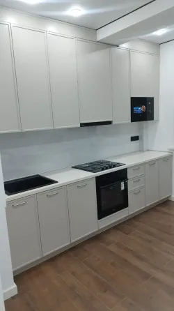 Заманави ас үй жапырақты фасадтармен және кристалды люстрамен