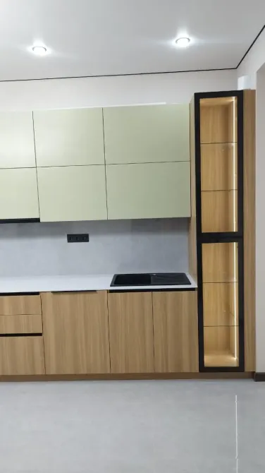 Кухня с зелеными и деревянными фасадами