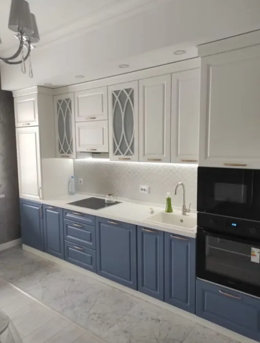 Кухня с бело-синими фасадами и стильной отделкой