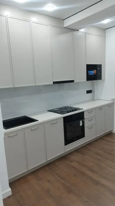 Светлая кухня с газовой плитой и современными фасадами