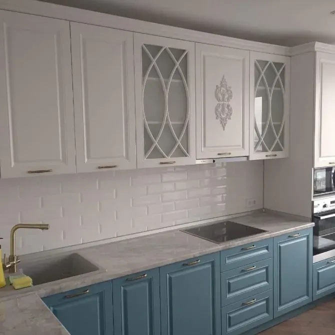 Кухня с витринами и голубыми элементами