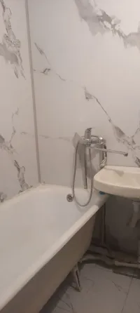 Пустая комната с окном и отоплением