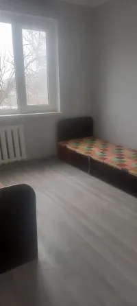 Пустая комната с окном и отоплением