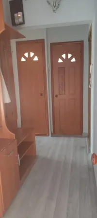 Пустая комната с окном и отоплением