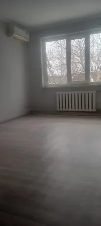Пустая комната с окном и отоплением