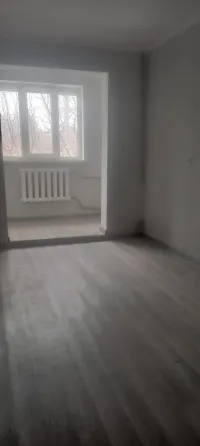 Пустая комната с окном и отоплением