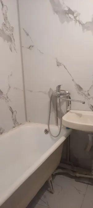 Ванна мен раковинасы бар ванна бөлмесі