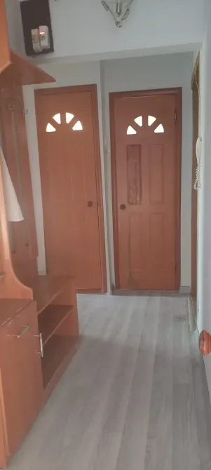 Есік пен шкафы бар дәліз