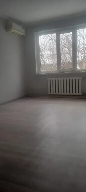 Бос бөлме терезе мен жылыту жүйесімен, басқа жақтан көрініс