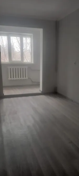 Бос бөлме терезе мен жылыту жүйесімен