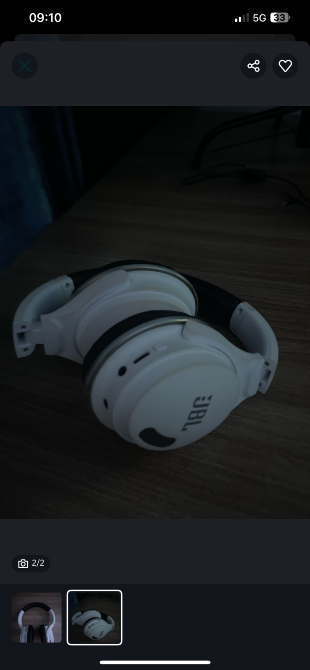 Наушники JBL белого цвета на деревянной поверхности