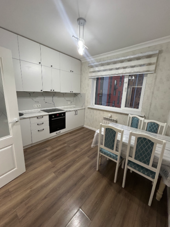 Окно с видом на улицу, установленное в новой квартире, в основном освещённое светом