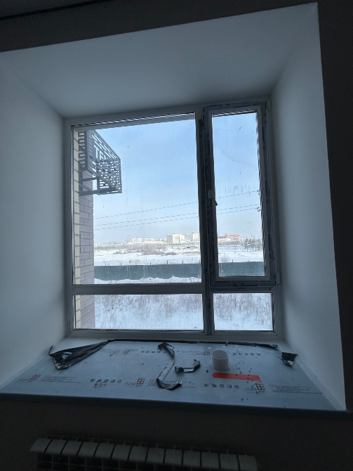 Окно с видом на улицу, установленное в новой квартире, в основном освещённое светом