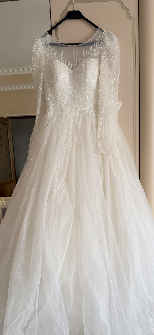 Ұзын юбкалы және бисермен безендірілген той көйлегі