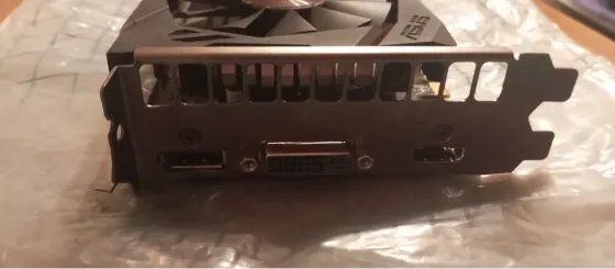 Екі желдеткіші бар ASUS бейнекарта