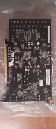 Екі желдеткіші бар ASUS бейнекарта