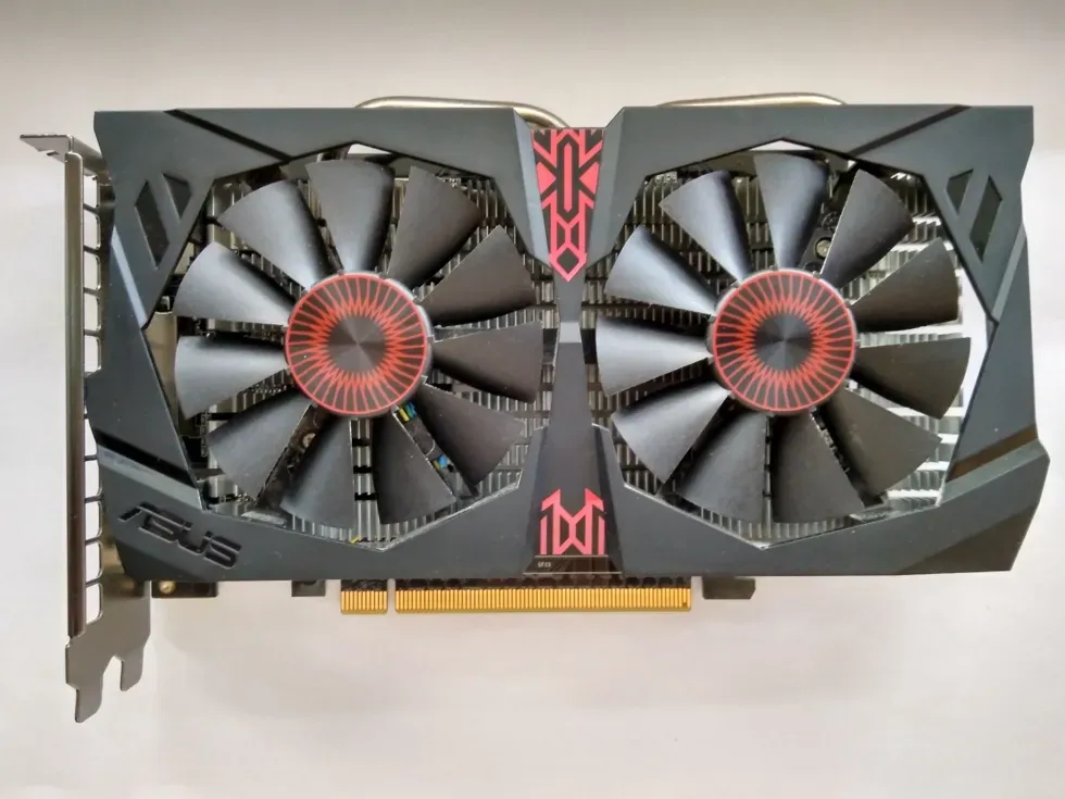 Видеокарта ASUS с двумя вентиляторами и черным корпусом