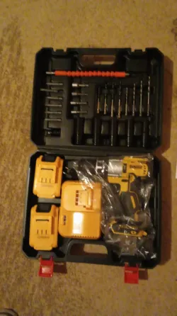 Набор инструментов с зарядными устройствами и насадками