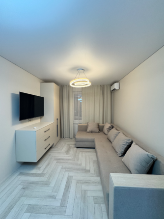 С современный мраморлы қабырғалармен ванна бөлмесі