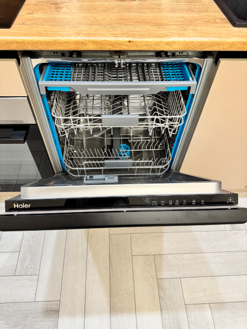 Посудомоечная машина в кухонном шкафу