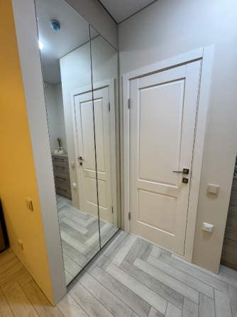 Заманауи жуыну бөлмесі, таспен әрленген, раковинасы мен жуғыш машинасы бар