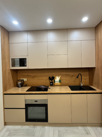 Заманауи жуыну бөлмесі, таспен әрленген, раковинасы мен жуғыш машинасы бар