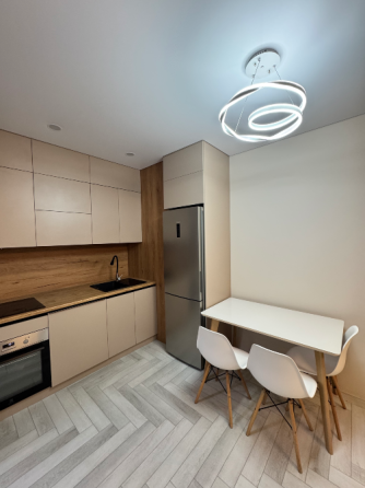 Заманауи жуыну бөлмесі, таспен әрленген, раковинасы мен жуғыш машинасы бар