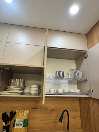 Заманауи жуыну бөлмесі, таспен әрленген, раковинасы мен жуғыш машинасы бар