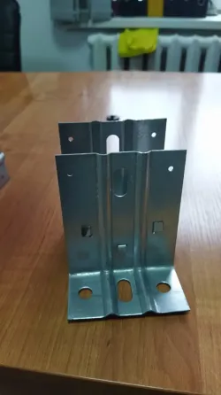 Металлические детали с отверстиями для крепления, предназначенные для сборки различных конструкций