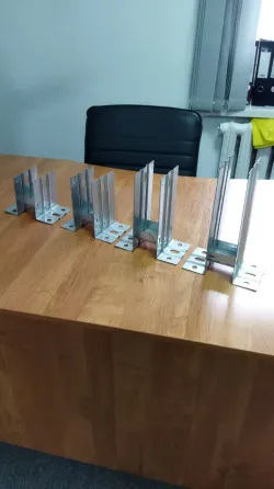 Металлические детали с отверстиями для крепления, предназначенные для сборки различных конструкций