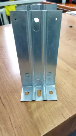 Металлические детали с отверстиями для крепления, предназначенные для сборки различных конструкций