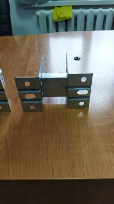 Металлические детали с отверстиями для крепления, предназначенные для сборки различных конструкций