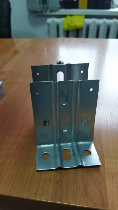 Компактная металлическая деталь с несколькими отверстиями, обеспечивающая надежное соединение