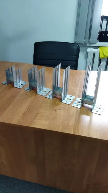 Набор металлических элементов с вертикальными стенками, предназначенный для усиления конструкций