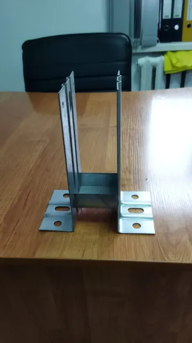 Стальная конструкция с вертикальными стенками и крепежными площадками, используемая в строительстве