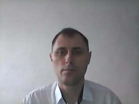 Бел shirt киген беймәлім адам ашық фонда.