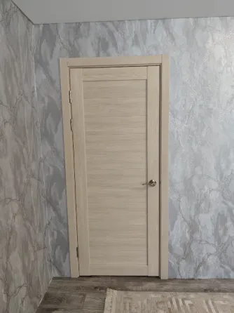 Дверь с белым покрытием и замком