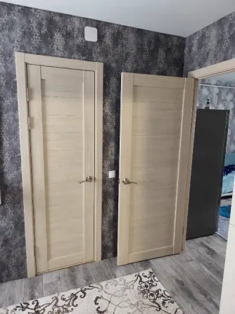 Дверь с белым покрытием и замком